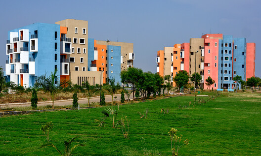 Complejo residencial Shree Town / Sanjay Puri Architects Complejo residencial Shree Town / Sanjay Puri Architects - Fotografía exterior, Ventanas