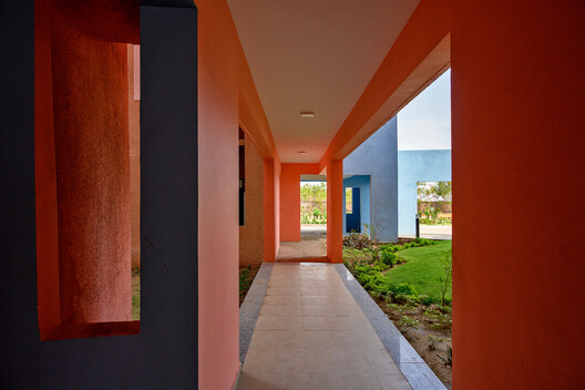 Complejo residencial Shree Town / Sanjay Puri Architects Complejo residencial Shree Town / Sanjay Puri Architects - Fotografía interior, Ventanas, Ladrillo, Fachada