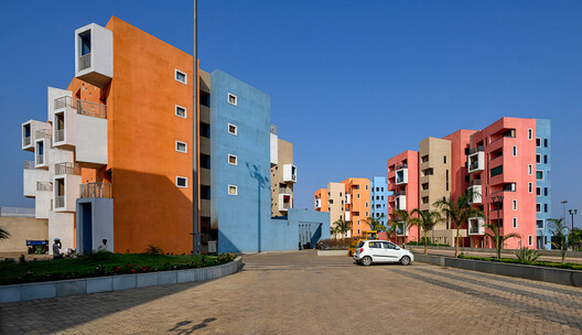 Complejo residencial Shree Town / Sanjay Puri Architects Complejo residencial Shree Town / Sanjay Puri Architects - Fotografía exterior, Ventanas