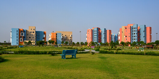 Complejo residencial Shree Town / Sanjay Puri Architects Complejo residencial Shree Town / Sanjay Puri Architects - Fotografía exterior