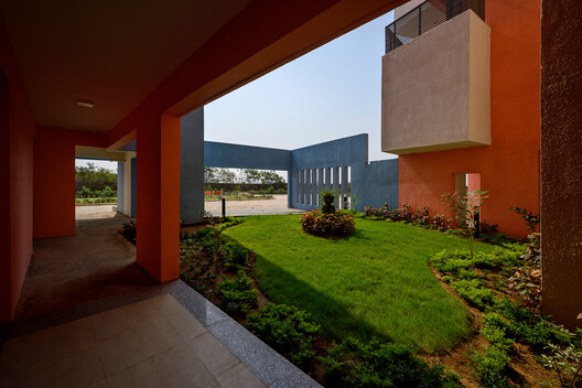 Complejo residencial Shree Town / Sanjay Puri Architects Complejo residencial Shree Town / Sanjay Puri Architects - Fotografía interior, Fachada, Patio interior