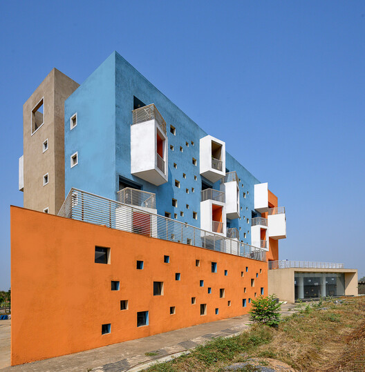 Complejo residencial Shree Town / Sanjay Puri Architects Complejo residencial Shree Town / Sanjay Puri Architects - Fotografía exterior, Fachada, Ventanas