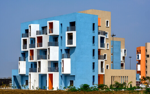 Complejo residencial Shree Town / Sanjay Puri Architects Complejo residencial Shree Town / Sanjay Puri Architects - Fotografía exterior, Ventanas, Fachada