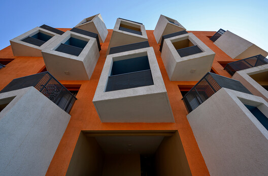 Complejo residencial Shree Town / Sanjay Puri Architects Complejo residencial Shree Town / Sanjay Puri Architects - Fotografía exterior, Ventanas, Fachada