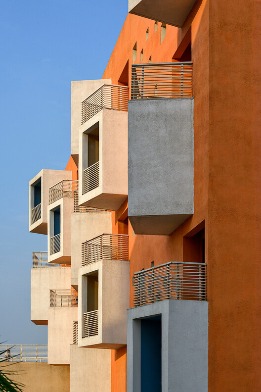 Complejo residencial Shree Town / Sanjay Puri Architects Complejo residencial Shree Town / Sanjay Puri Architects - Fotografía exterior, Ventanas, Fachada, Balcón