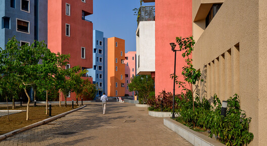 Complejo residencial Shree Town / Sanjay Puri Architects Complejo residencial Shree Town / Sanjay Puri Architects - Fotografía exterior, Ventanas, Fachada