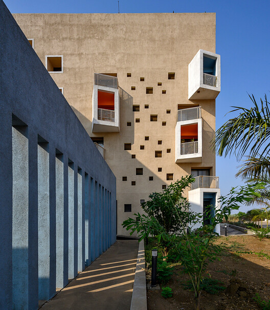 Complejo residencial Shree Town / Sanjay Puri Architects Complejo residencial Shree Town / Sanjay Puri Architects - Fotografía exterior, Fachada, Ventanas