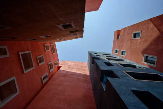 Complejo residencial Shree Town / Sanjay Puri Architects Complejo residencial Shree Town / Sanjay Puri Architects - Fotografía interior, Ventanas, Ladrillo, Fachada