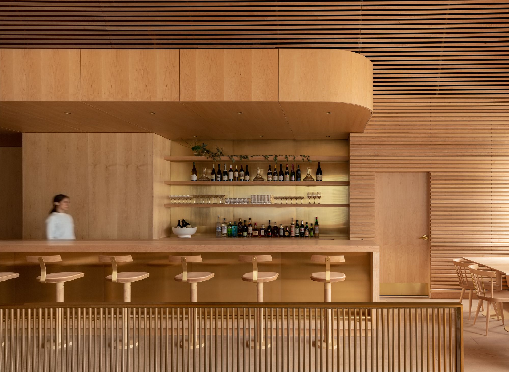 画廊 木格栅拱顶，加拿大顶级海鲜餐厅 / Omar Gandhi Architect - 3