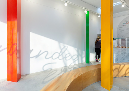 Simplicity, colors, and abstract forms: the new space designed by Benjamín Cadena in Bogotá - Image 10 of 15