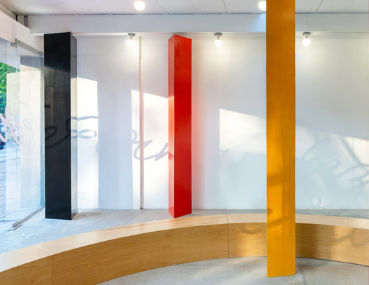 Simplicity, colors, and abstract forms: the new space designed by Benjamín Cadena in Bogotá - Image 9 of 15