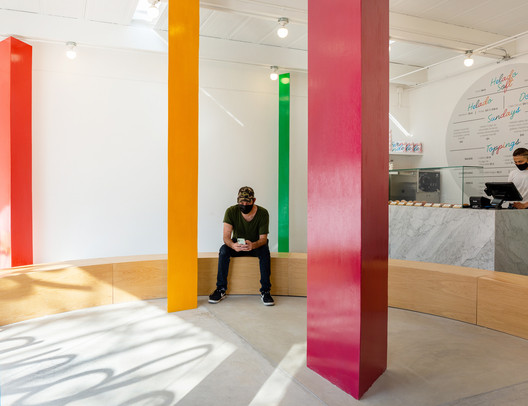 Simplicity, colors, and abstract forms: the new space designed by Benjamín Cadena in Bogotá - Image 12 of 15