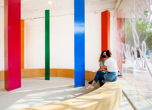 Simplicity, colors, and abstract forms: the new space designed by Benjamín Cadena in Bogotá - Image 13 of 15