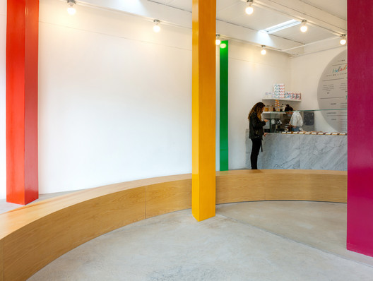 Simplicity, colors, and abstract forms: the new space designed by Benjamín Cadena in Bogotá - Image 7 of 15