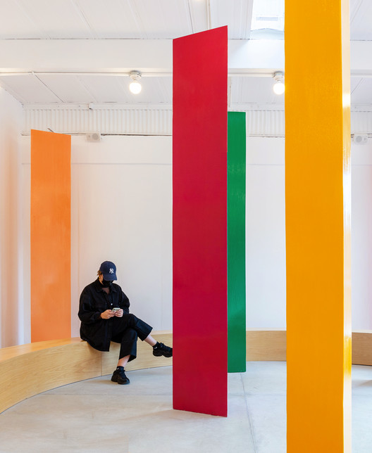 Simplicity, colors, and abstract forms: the new space designed by Benjamín Cadena in Bogotá - Image 11 of 15