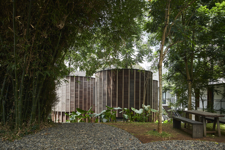 Blackbird Hotel / RDMA - More Images