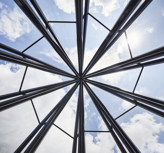 Heatherwick Studio Unveils Crown-Shaped Kinetic Glasshouse in West Sussex Heatherwick Studio Unveils Crown-Shaped Kinetic Glasshouse in West Sussex - Image 9 of 21