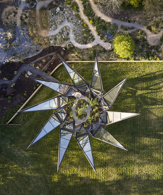Heatherwick Studio Unveils Crown-Shaped Kinetic Glasshouse in West Sussex Heatherwick Studio Unveils Crown-Shaped Kinetic Glasshouse in West Sussex - Image 2 of 21