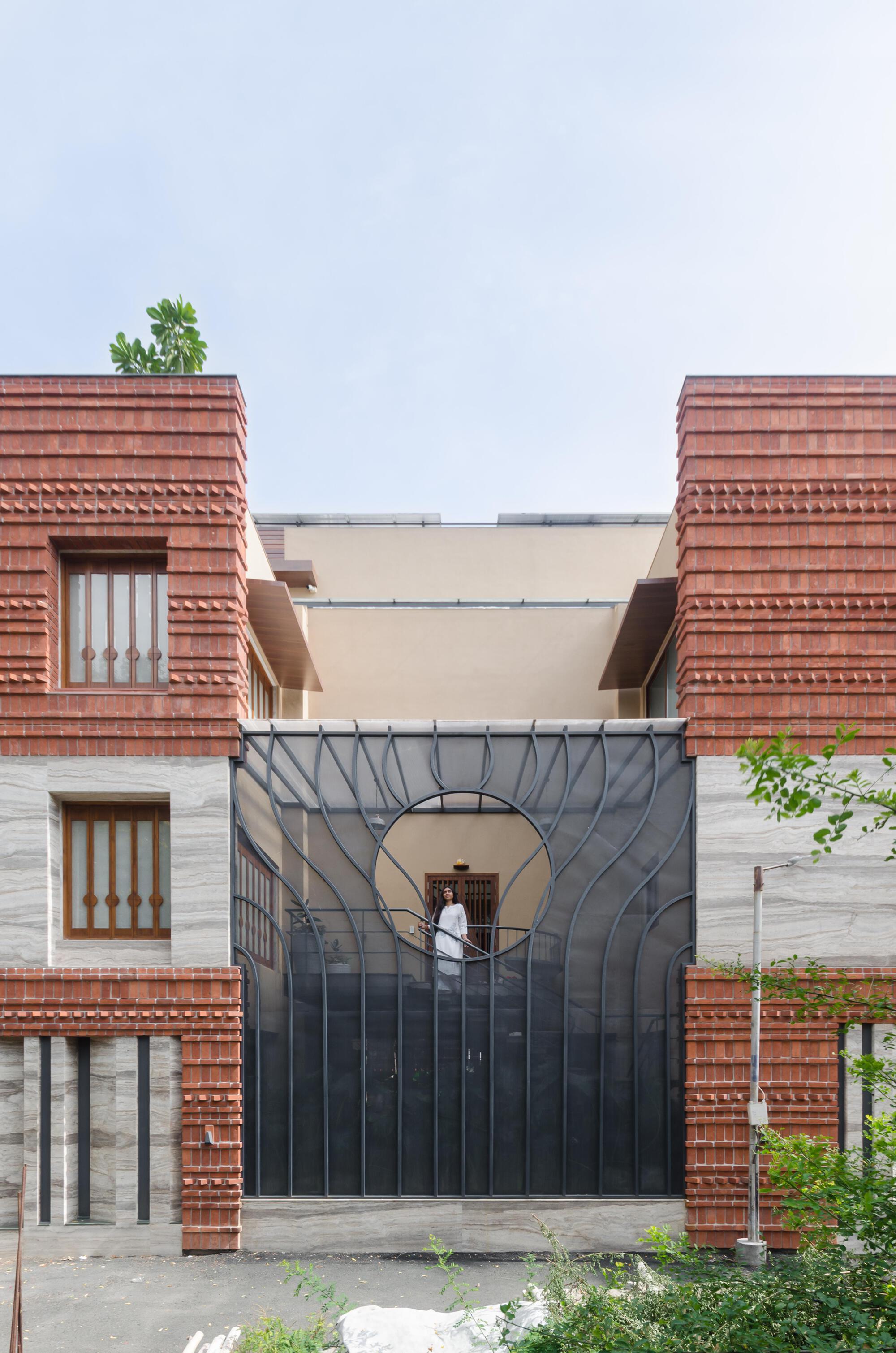 Gallery of Kandarp A House of Interaction / AANGAN Architects 5