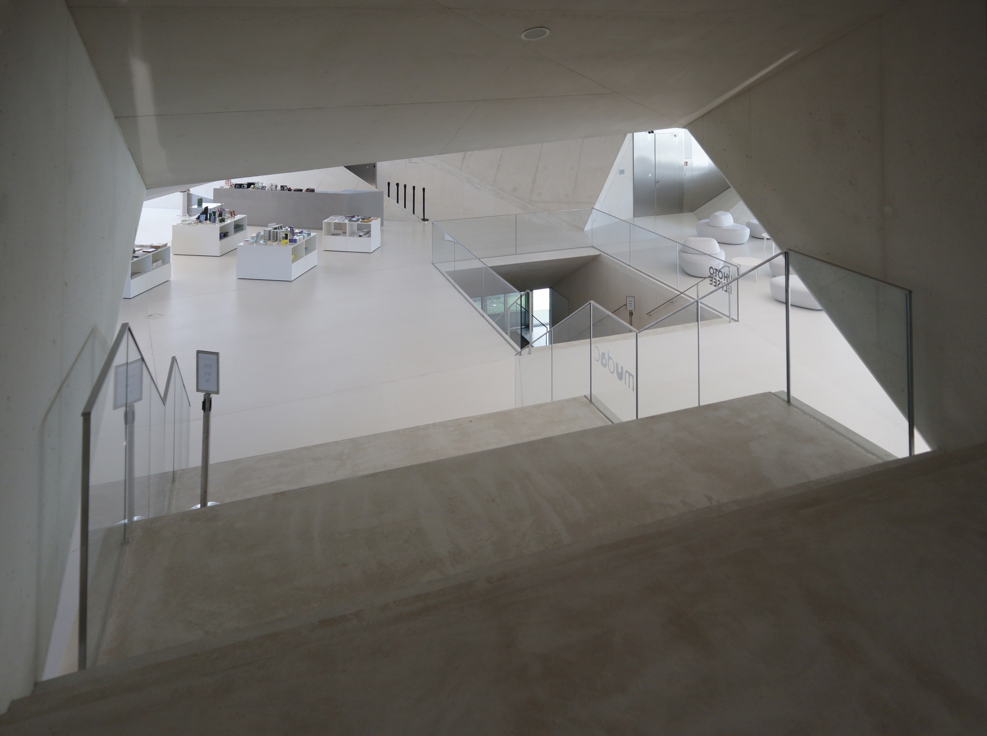 アート・デザイン・音楽 aires mateus Aires Mateus' Light-Sculpted Arts and Photography Museum in