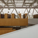 Biblioteca Pública e Arquivo Regional Luís da Silva Ribeiro / Inês Lobo Arquitectos - Fotografia de Interiores, Escada, Viga, Janela