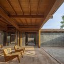 京郊乡村住宅改造：混合宅 / 建筑营设计工作室 - 室内图, 木头, 梁, 板凳, 表皮, 露台