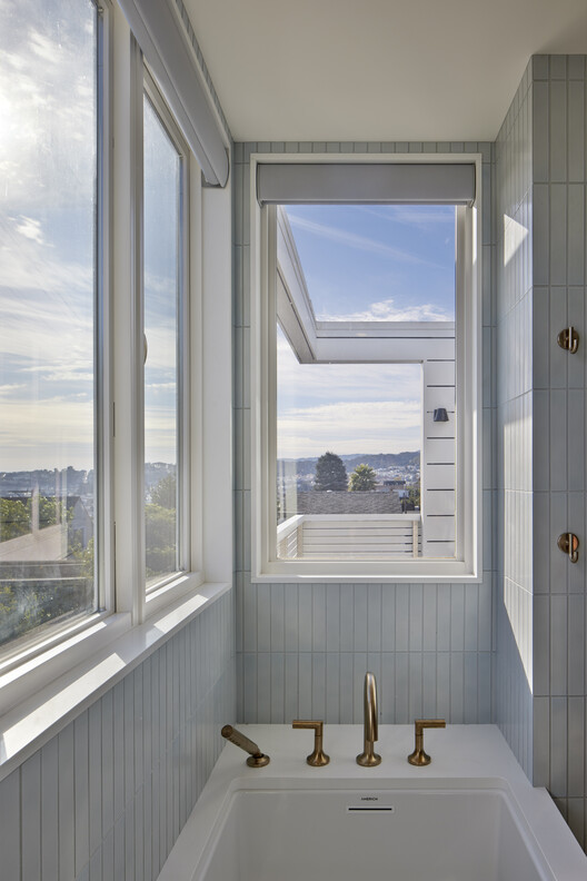  Fourth Wall House / SAW // Spiegel Aihara Workshop - Interior Photography, Bathroom, Windows, Bathtub