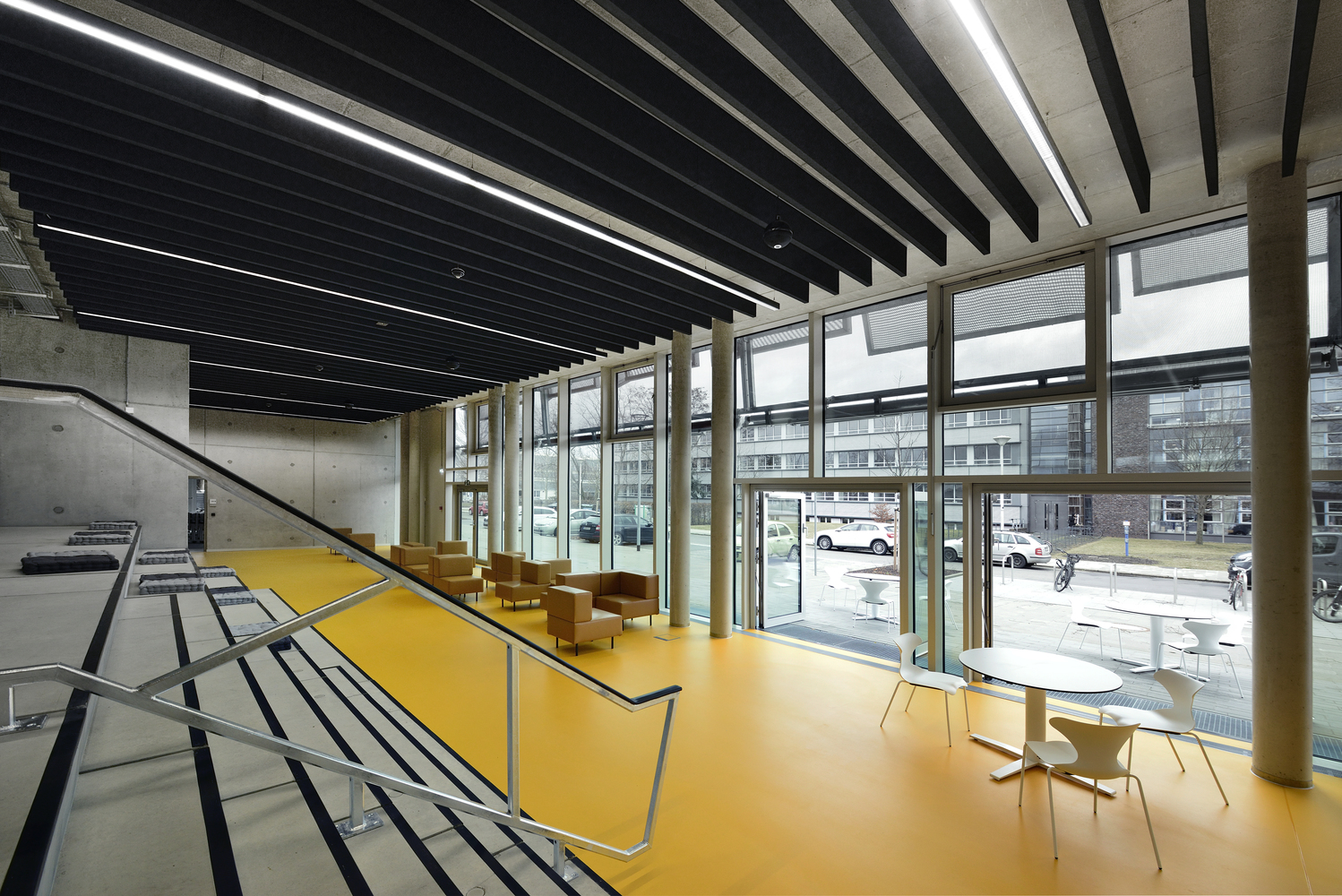 Edificio Startblock B2 / Bernd Huckriede | United Architektur + ludwig heimbach architektur - Fotografía interior, Fachada, Fijación Vigas, Escaleras, Barandas, Sillas, Mesas