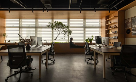默认建筑办公空间 / 默认建筑 - 室内图, 餐厅, 桌子, 椅子