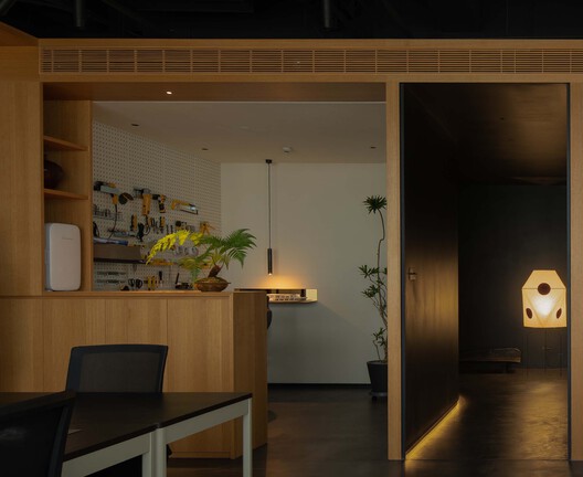 默认建筑办公空间 / 默认建筑 - 室内图, 桌子, 椅子, 视窗