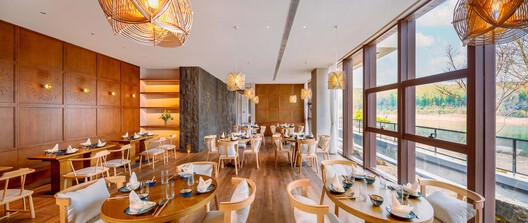 归来兮桠溪庄园酒店综合接待中心 / 建识设计 - 室内图, 桌子, 椅子, 视窗
