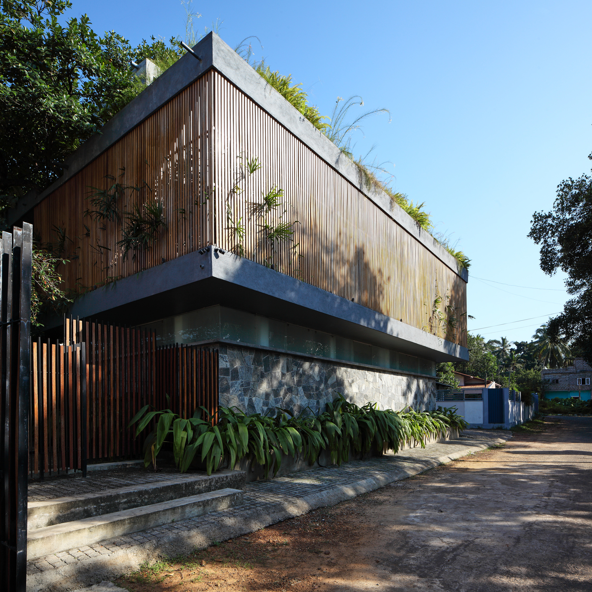 Gallery of Screened Sculpture House / Anushka Dassanayake 5