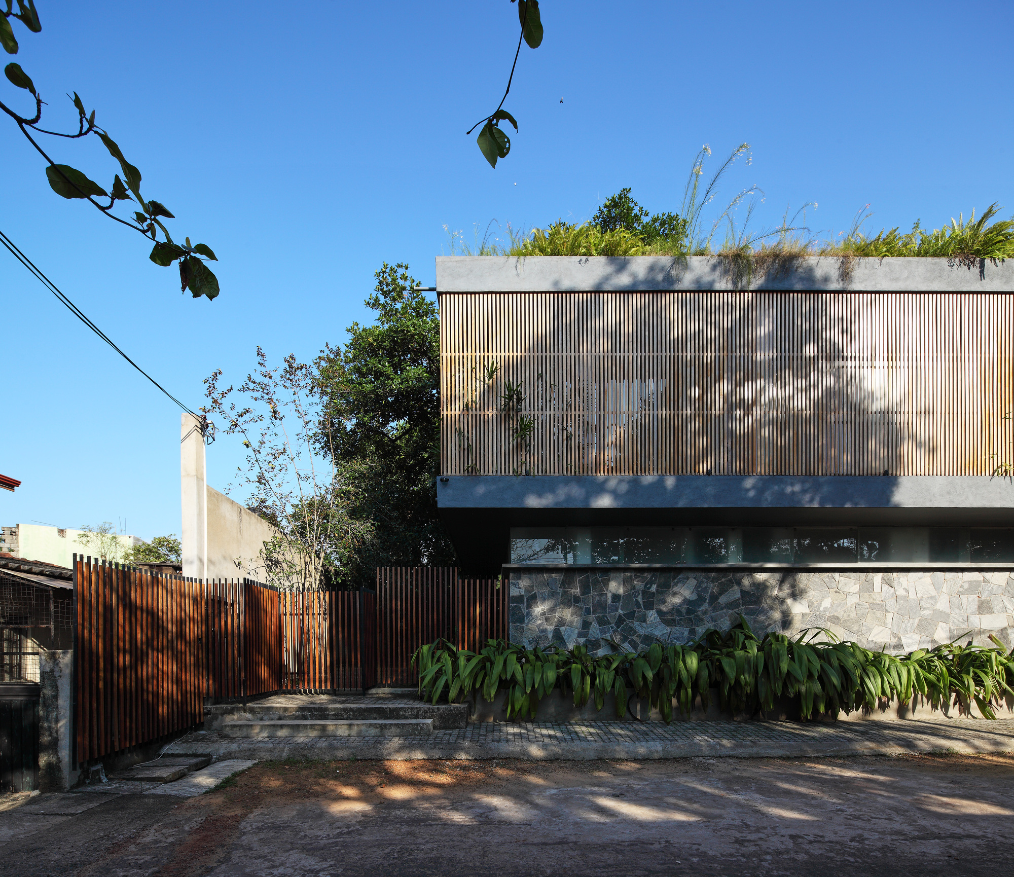 Gallery of Screened Sculpture House / Anushka Dassanayake 7