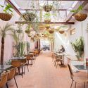 Botanikafé Pinheiros / OM estudio - Fotografia de Interiores, Restaurante, Porta, Mesa, Cadeira