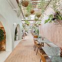 Botanikafé Pinheiros / OM estudio - Fotografia de Interiores, Restaurante, Jardim, Fachada, Arco, Arcada, Porta, Mesa, Cadeira