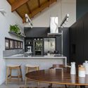 Casa Murupi / ARKITITO Arquitetura - Fotografia de Interiores, Casas, Cozinha, Viga, Mesa, Bancada, Cadeira