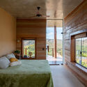 Casa Terra / TAY Arquitetura Ecológica - Fotografia de Interiores, Dormitório, Janela, Cama, Viga