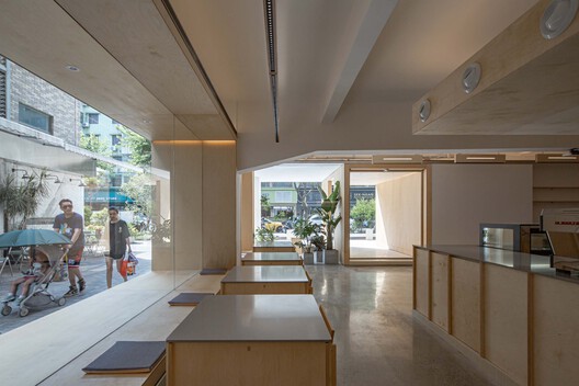 街角改造-Nana Kitchen / 泥木建筑工作室 - 室内图, 厨房, 视窗, 桌子, 椅子, 台面, 梁