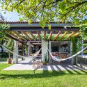 Reforma em Casa Urbana Poço da Panela / Porto Neves Arquitetura - Fotografia de Exterior, Renovação, Jardim, Fachada, Porta