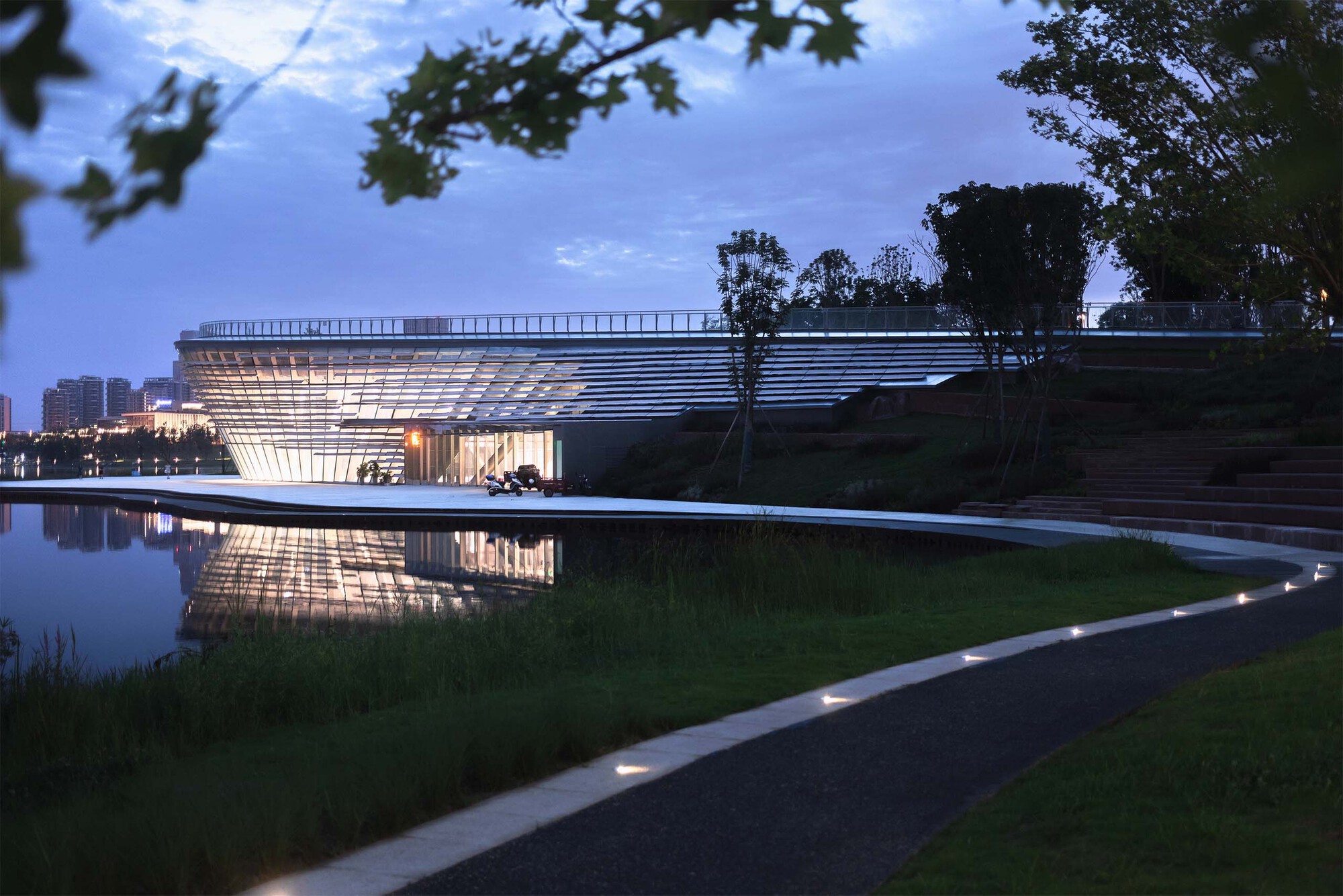 Gallery of Roadshow Art Center of Tianfu / TEKTONN ARCHITECTS 8