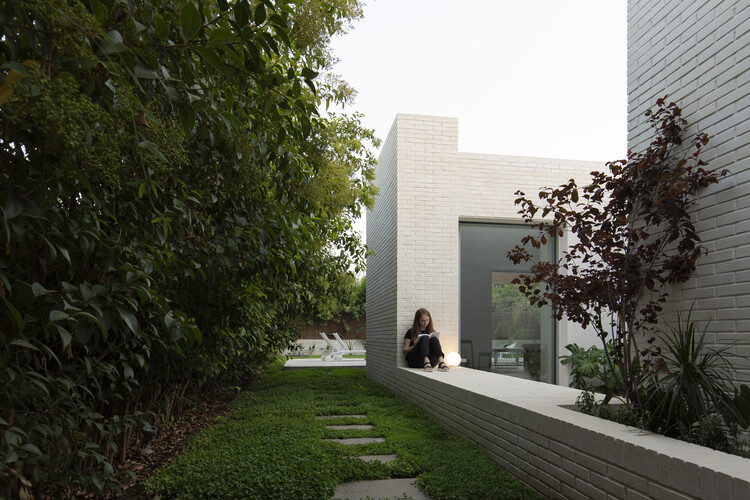 Casa de ladrillo en La Eliana / sanchis olivares - Fotografía exterior, Casas, Jardín, Fachada