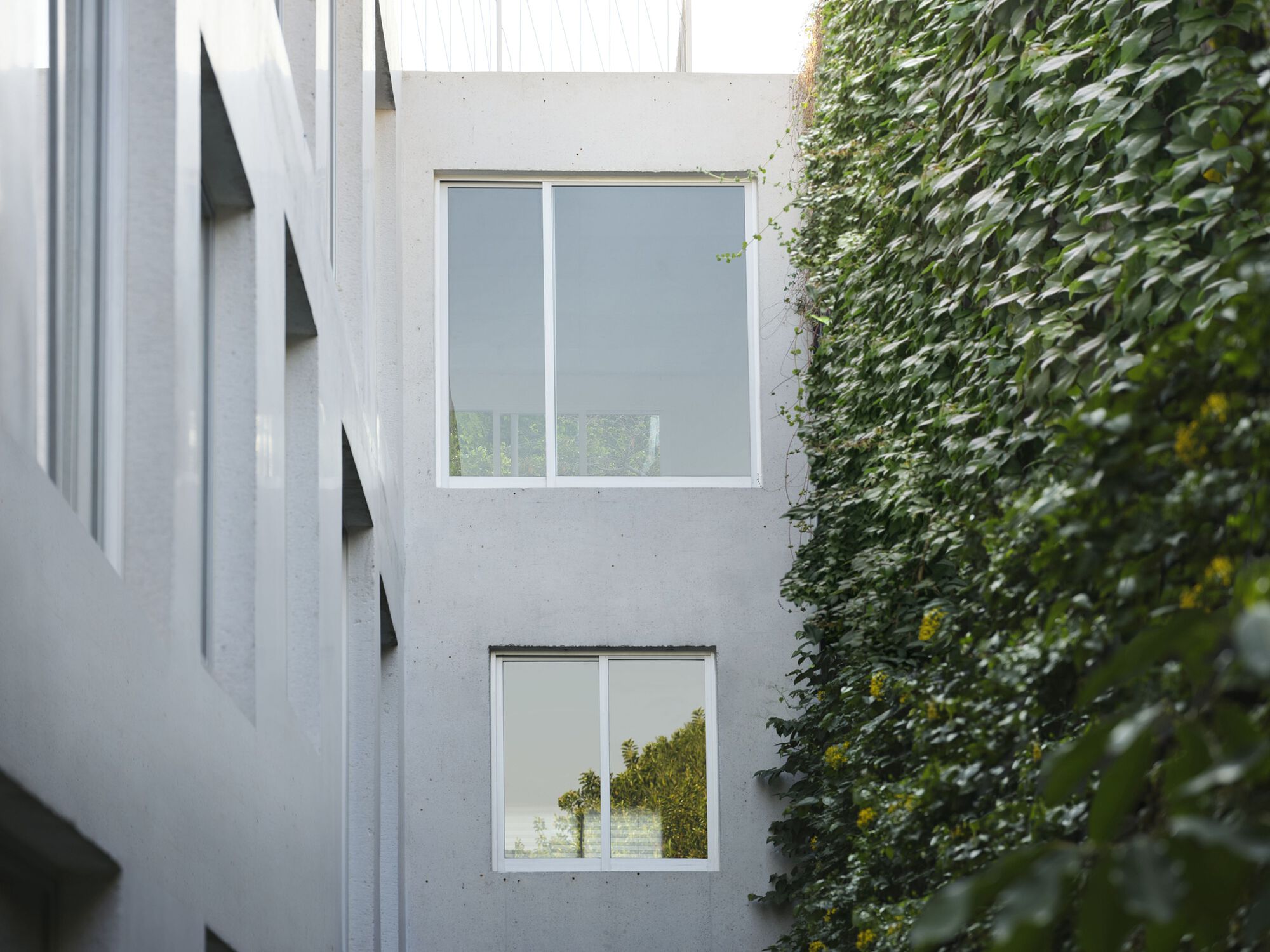 Galería de Viviendas La Ribera / Zeller & Moye 2