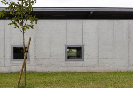 Centro Coordenador de Transportes de Chaves / André Campos | Joana Mendes - Arquitectos - Fotografia de Exterior, Janela, Fachada
