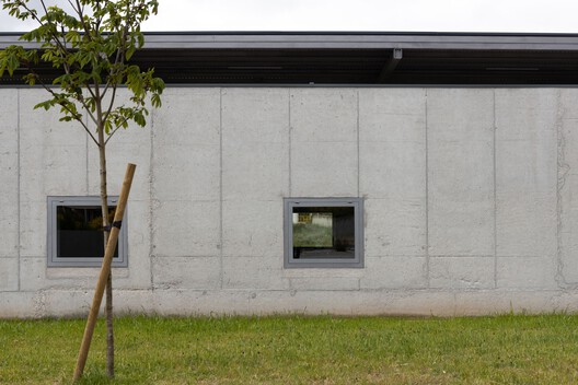 Centro Coordenador de Transportes de Chaves / André Campos | Joana Mendes - Arquitectos - Fotografia de Exterior, Janela, Fachada