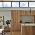 Casa Laneway / Subtract Architecture - Fotografia de Interiores, Decoração , Cozinha, Viga, Fachada, Bancada, Cadeira