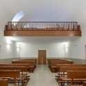 Capilla / Pedro Mosca & Pedro Gonçalves Arquitectos - Fotografía interior, Capilla, Escaleras, Barandas, Iluminación, Bancas