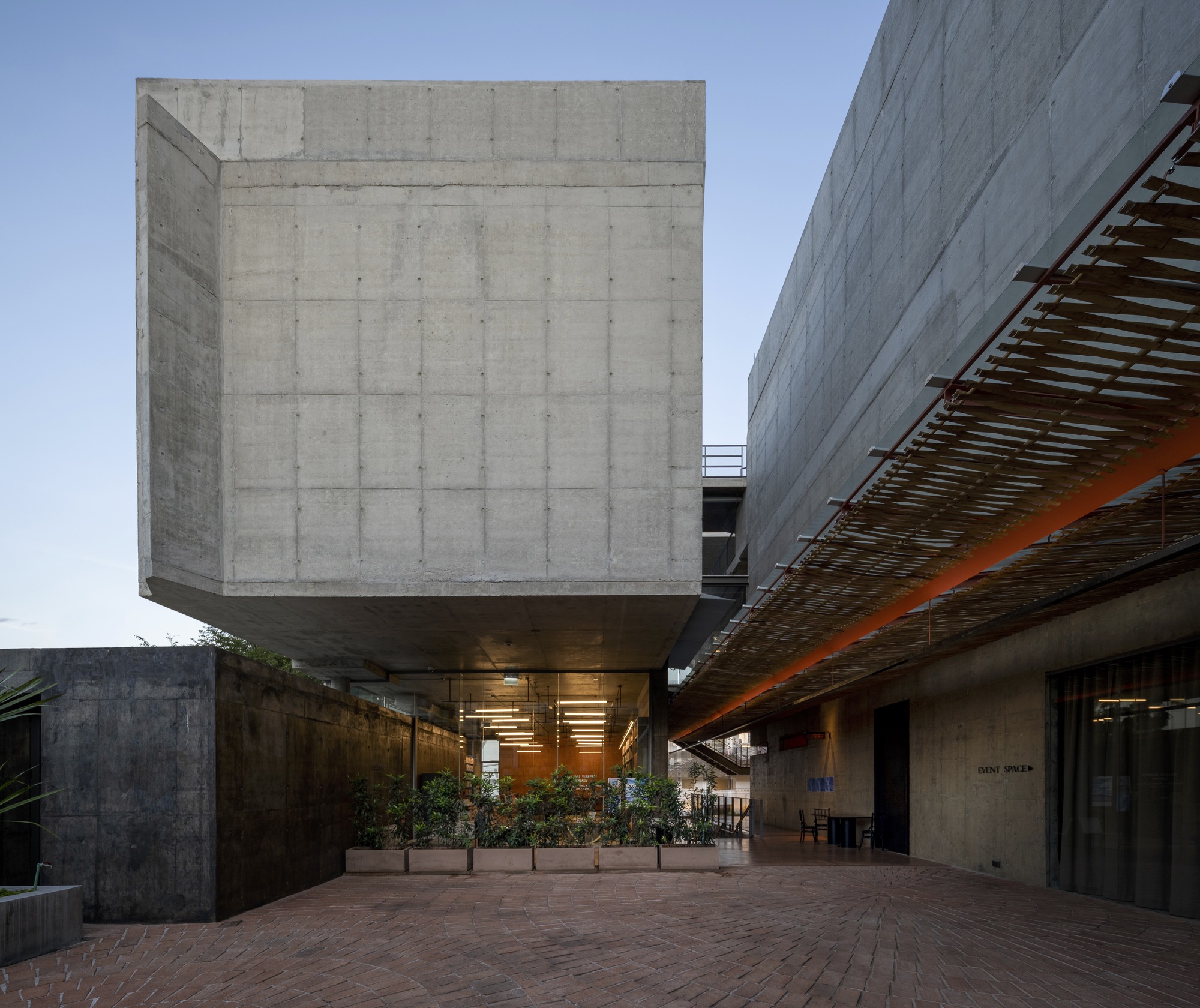 Gallery of Jim Thompson Art Center / design qua 5