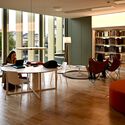 Nueva biblioteca Pilarín Bayés en Vic / Toni Casamor + BCQ Arquitectura - Fotografía interior, Bibliotecas, Mesas, Sillas