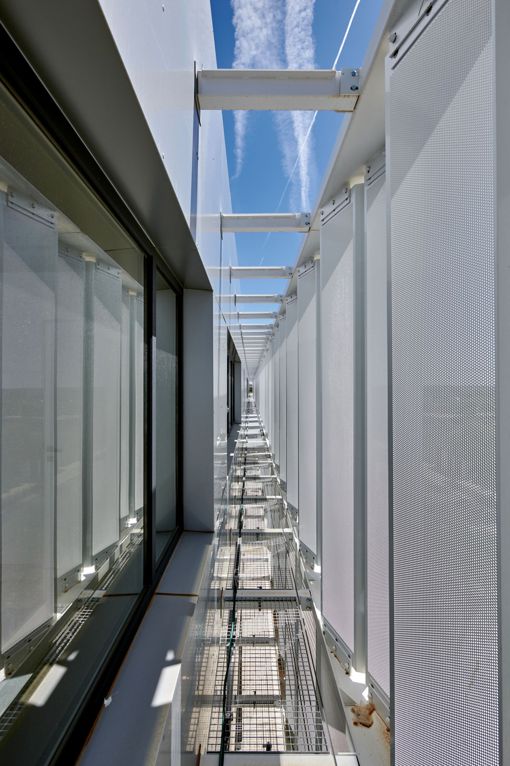 Gallery of 77A Building / Antonio Pérez Serrano arquitecto + Serrano y ...