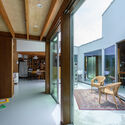 Casa patio con siete habitaciones / Takayuki Kuzushima and Associates - Fotografía interior, Casas, Fachada, Puerta, Fijación Vigas, Sillas, Mesas
